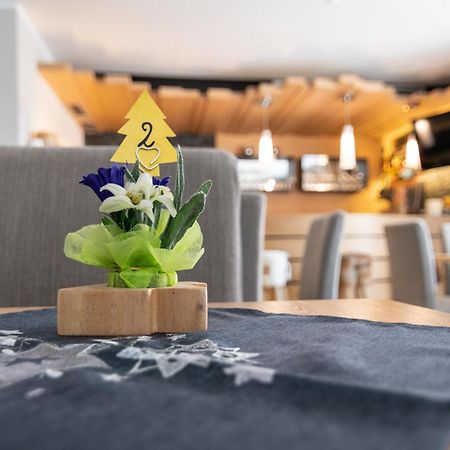 Aparthotel Dolomites Living&Relax Commezzadura Buitenkant foto