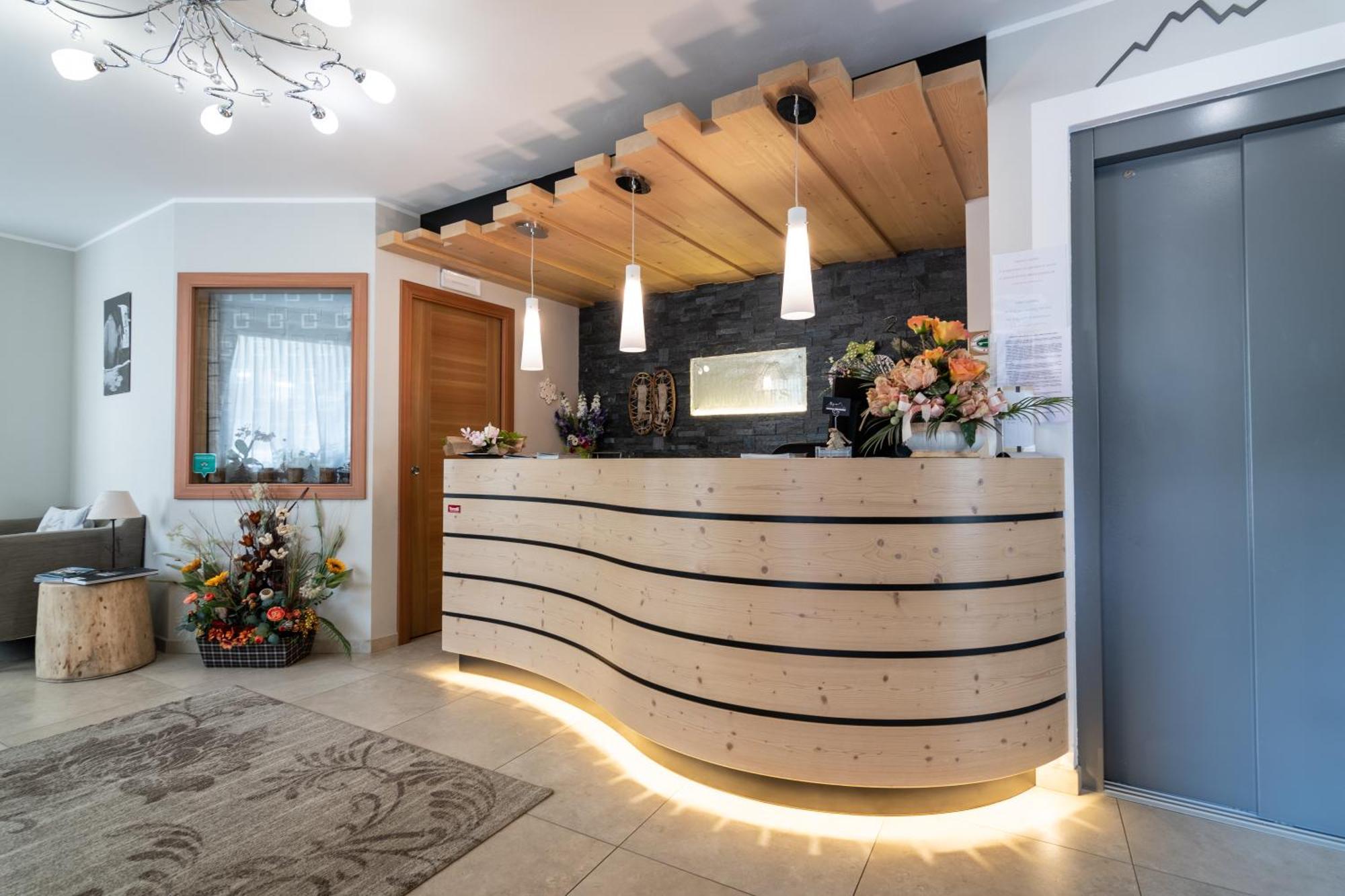 Aparthotel Dolomites Living&Relax Commezzadura Buitenkant foto