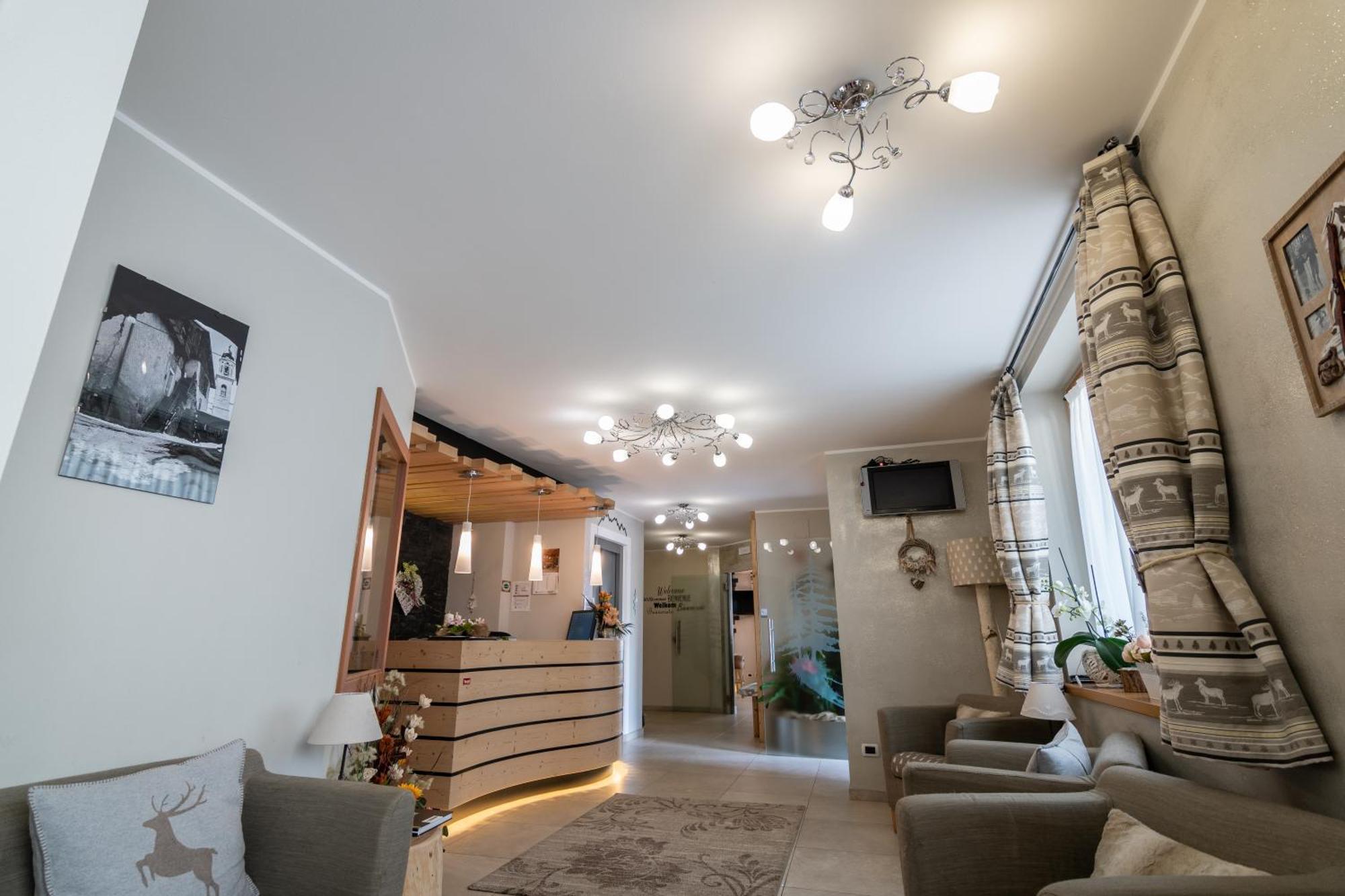 Aparthotel Dolomites Living&Relax Commezzadura Buitenkant foto