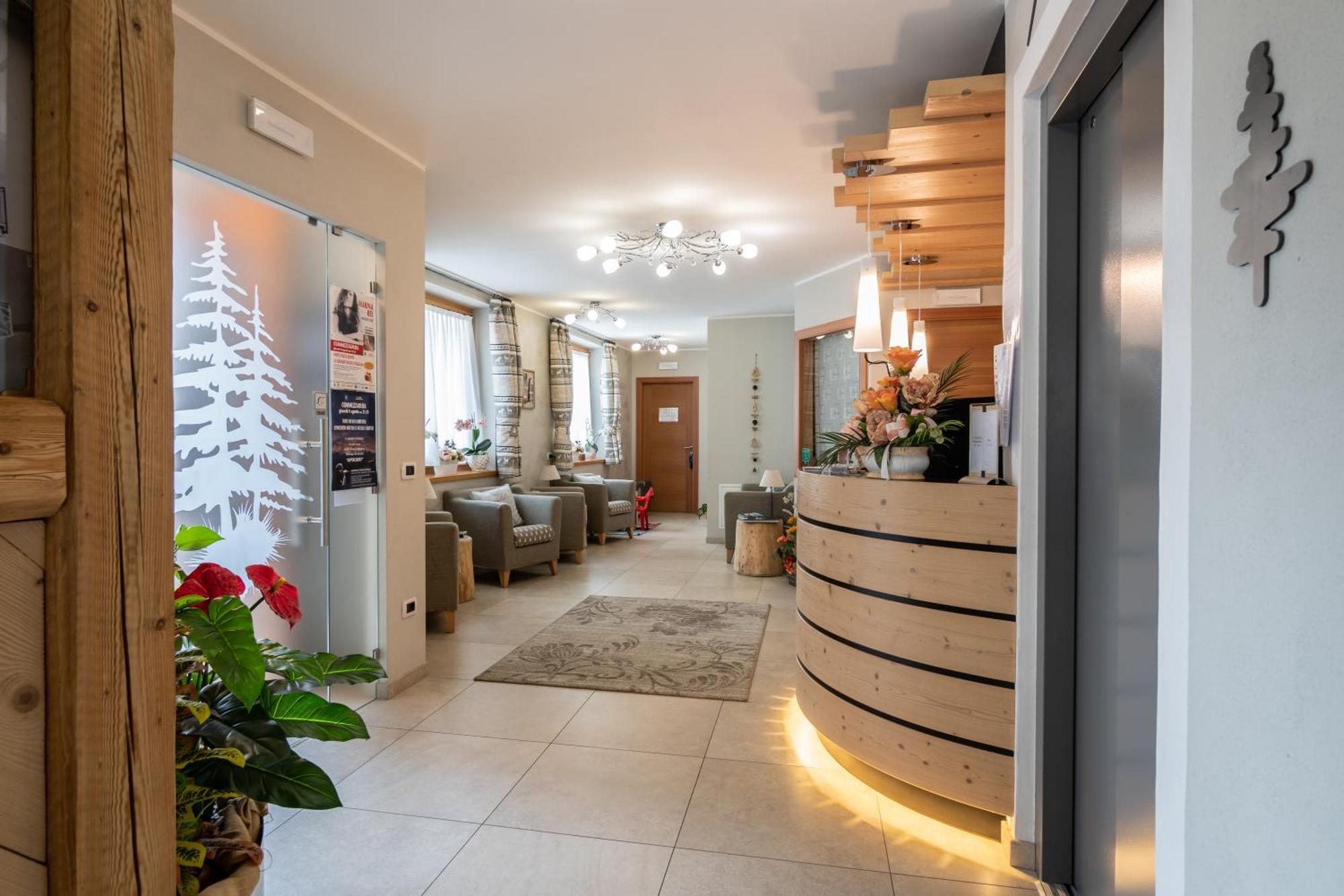 Aparthotel Dolomites Living&Relax Commezzadura Buitenkant foto