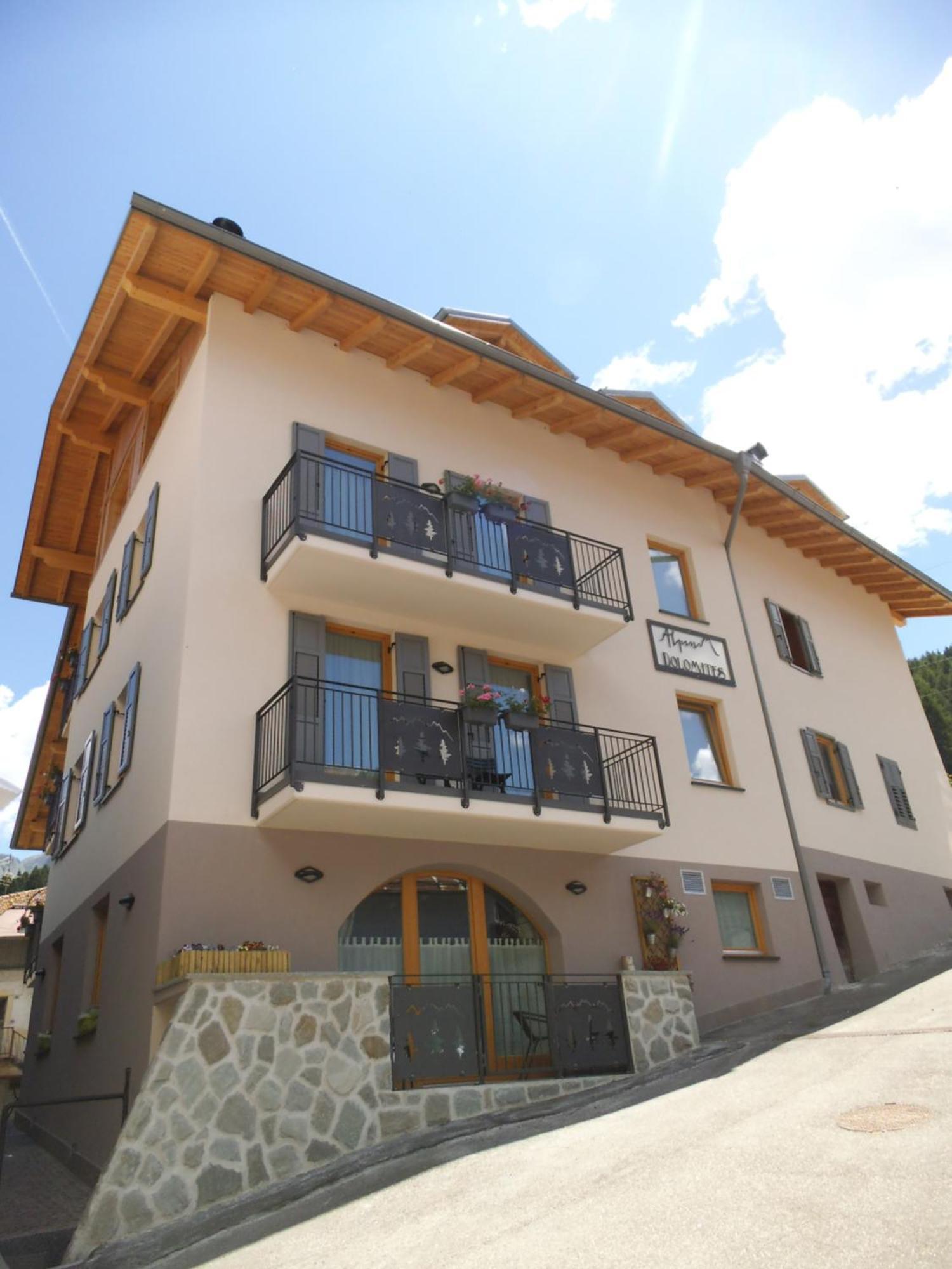 Aparthotel Dolomites Living&Relax Commezzadura Buitenkant foto